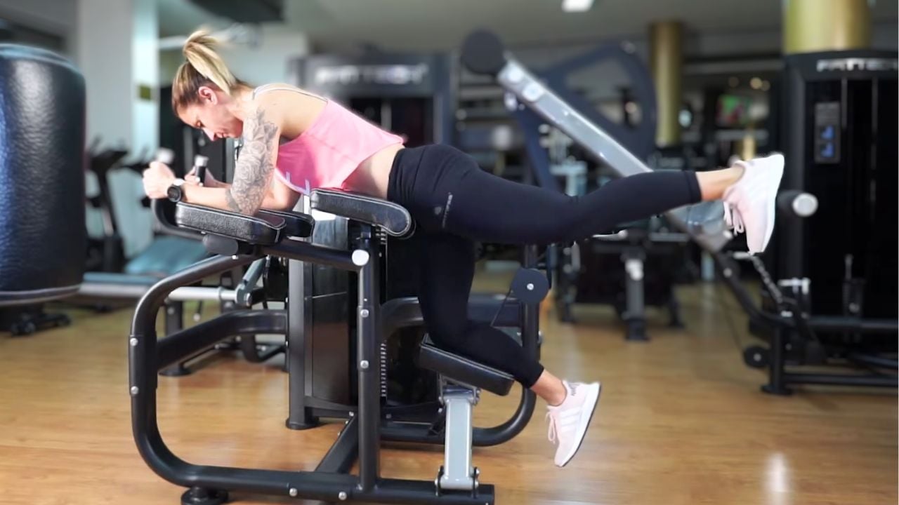 8 Gym Machine For Glutes Workout (With Exercises)
